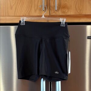 ALO Yoga Airlift Energy Shorts NWT Black Bike Shorts Medium